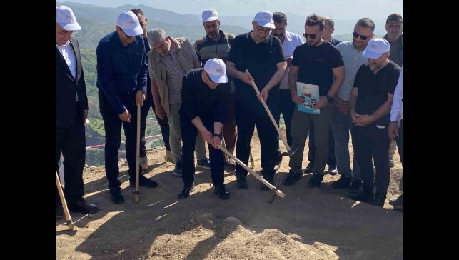 Vali Hatipoğlu, 3 bin yıllık tarihi Palu Kalesi için ilk kazmayı vurdu