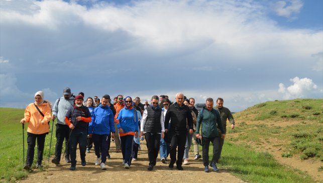 Muş Valisi Çakır, "7. Lale Festivali" kapsamında gençlerle doğa yürüyüşü yaptı