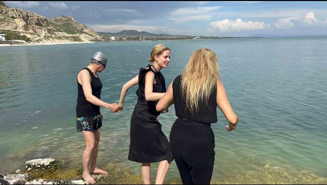 Oyuncu Wilma Elles ve Tuşba Özay Van Gölü'ne girdi