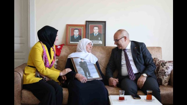 Ağrı Valisi Koç'tan şehit annesine Anneler Günü ziyareti