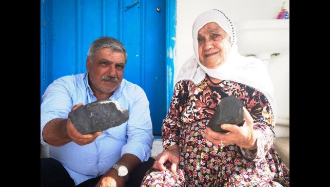 Anneler Günü hediyesi 'gökten' indi: Bahçesine göktaşı olduğu düşünülen cisim düştü