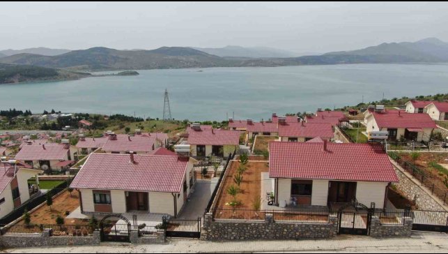 Hem güven hem de huzur veren göl manzaralı deprem konutları