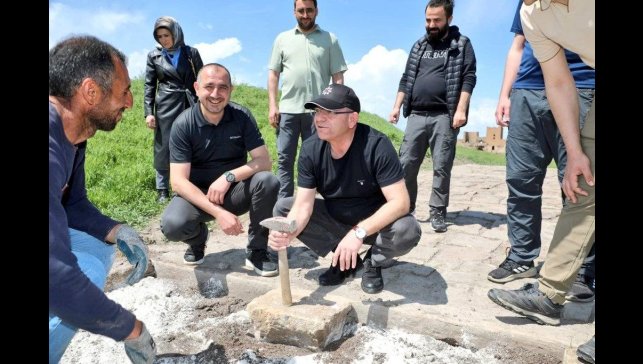 Kars Ani Ören Yeri'nde sur içi yollarının yapımı devam ediyor