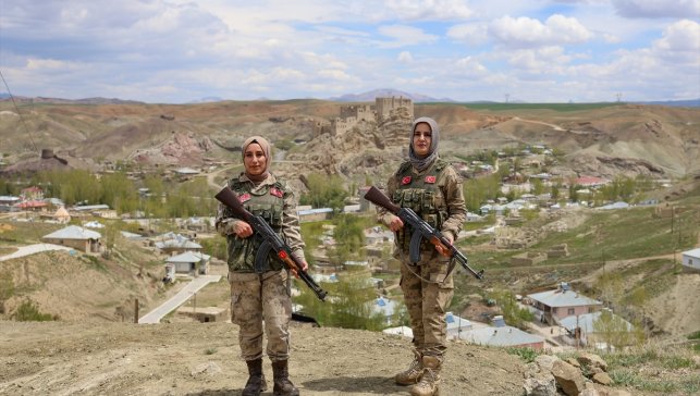 Güvenlik korucusu anne, silah arkadaşlarıyla vatan nöbetinde