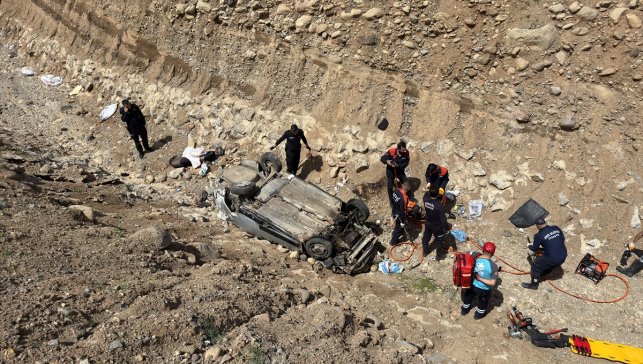 Bingöl'de dere yatağına devrilen otomobildeki 7 kişi yaralandı
