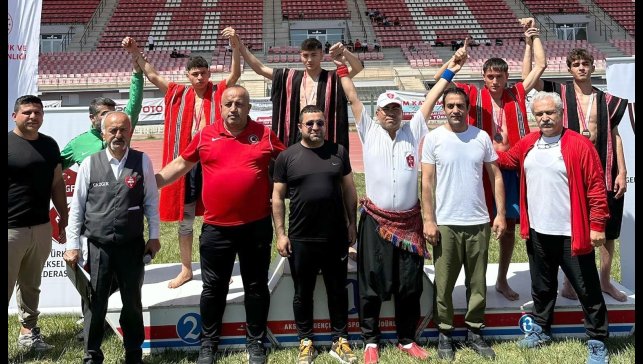 Hakkarili güreşçilerden büyük başarı