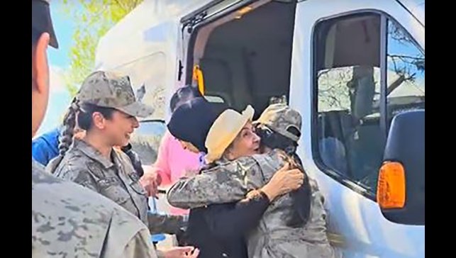 Huzurevi sakinlerinden jandarmaya Anneler Günü ziyareti