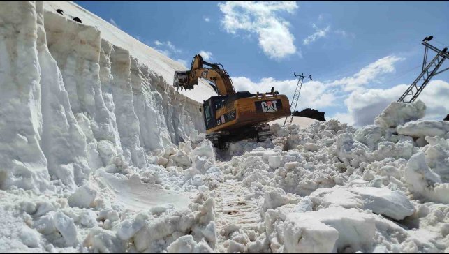 Hakkari'de kar tünelleri arasında zorlu ulaşım mücadelesi
