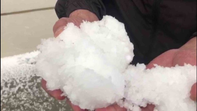 Dolu yağışı Kars'ı beyaza bürüdü