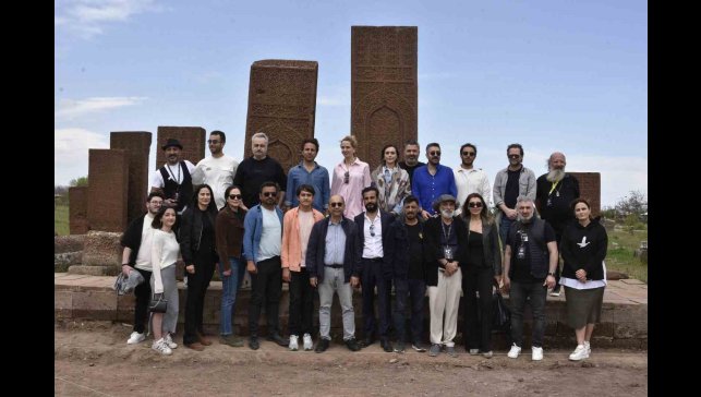 Ahlat'taki tarihi Selçuklu Mezarlığı'na ünlü akını