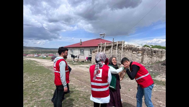 Ağrı Kızılay gönüllülerinden annelere anlamlı sürpriz