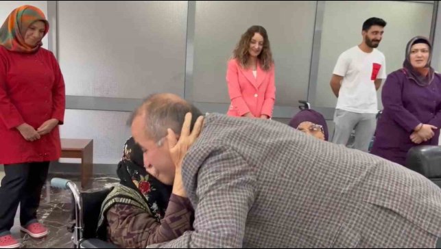 Huzurevindeki yaşlı kadının valiye sözleri gönülleri ısıttı: "Babalar Günün kutlu olsun, bana da bir öpücük ver"