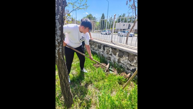 Arguvan'da öğrenciler okul bahçesine fidan dikti