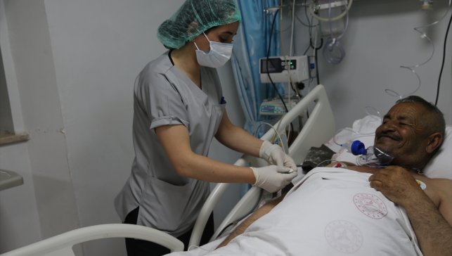 Çocukluk hayalini gerçekleştiren Senem hemşire, yoğun bakım hastalarının hizmetinde