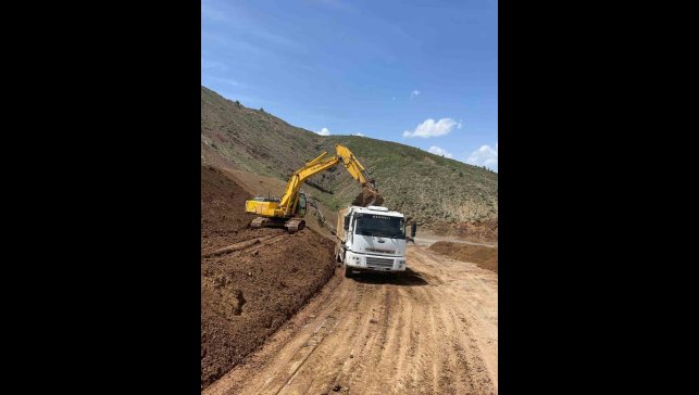 Elazığ'da heyelan nedeniyle zarar gören köy yollarının onarımı sürüyor
