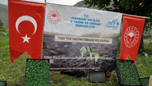 Çukurca'da çiftçilere 43 bin sebze fidesi dağıtıldı