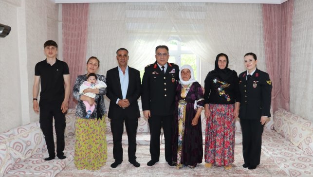 Hakkari İl Jandarma Komutanı Çarıkcıoğlu, şehit annelerini ziyaret etti