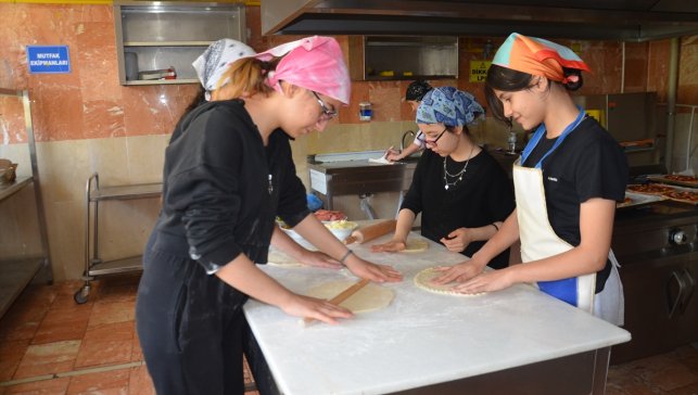 Muş'ta öğrenciler uygulamalı aşçılık kursunda becerilerini geliştirecek