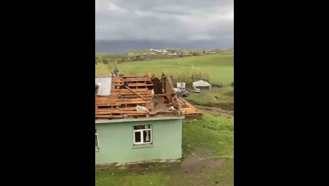 Muş'ta fırtına evlerin çatılarını uçurdu