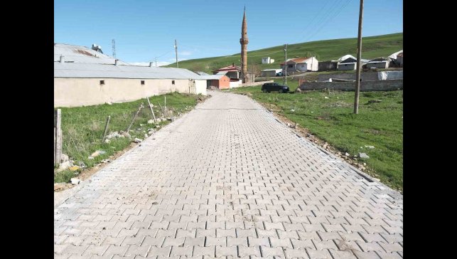Ağrı'da Kumlugeçit köyünde kilit parke taşı çalışması