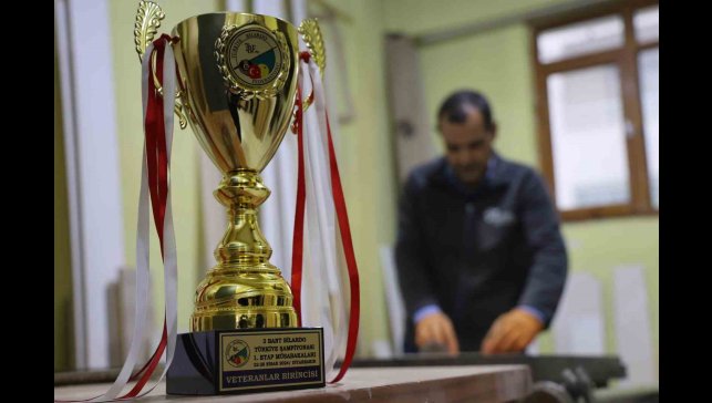 60 yaşında Türkiye Bilardo Şampiyonu mesleğiyle dikkat çekiyor