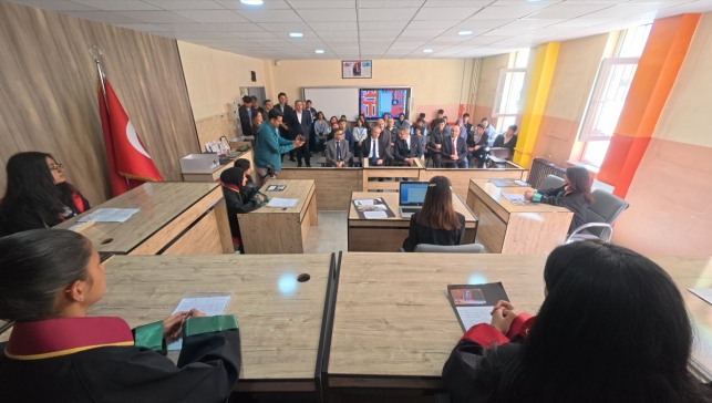 Lise öğrencileri gerçeği aratmayan "temsili mahkeme" ile adalet deneyimi kazanıyor