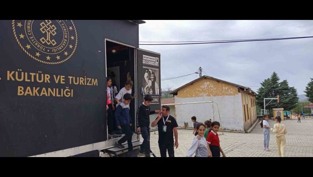 Gezen Sinema Tırı Baskil'de çocuklarla buluştu