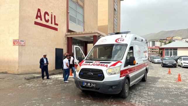 Hakkari'de öğrenci servisinin devrilmesi sonucu 8 kişi yaralandı