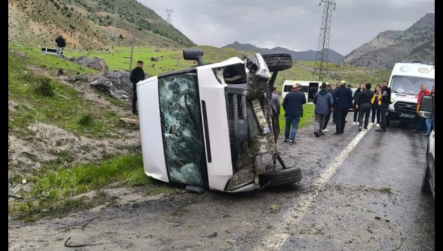 Hakkari'de öğrenci servisi devrildi
