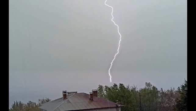 Ahlat'ta çakan şimşekler görsel şölen oluşturdu