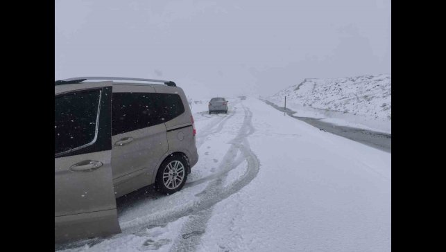 Palandöken geçidinde ulaşıma kar ve tipi engeli
