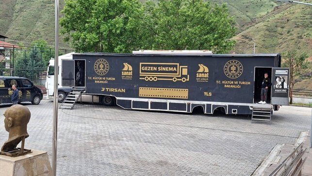 "Gezen Sinema Tırı" Keban'da çocuklarla buluştu