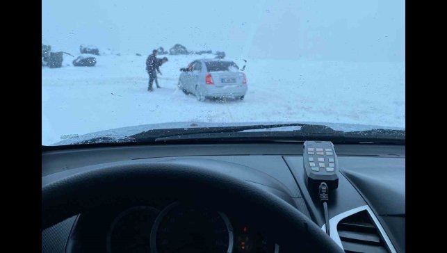 Erzurum'da araçlar karlı yolda kaldı, offroadçular yardıma koştu