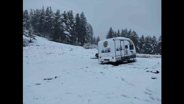 Erzurum'da mayıs ayında yağan kar dağları beyaza bürüdü