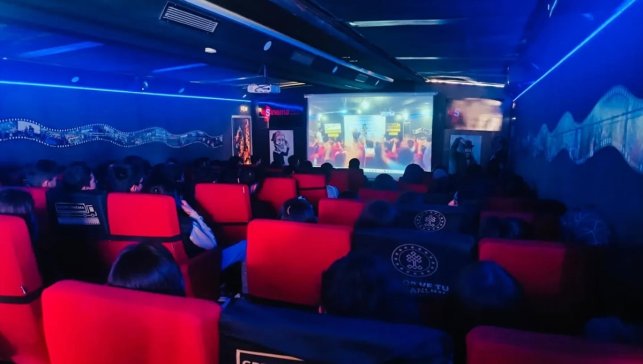 "Gezen Sinema Tırı" Baskil'de çocuklarla buluştu