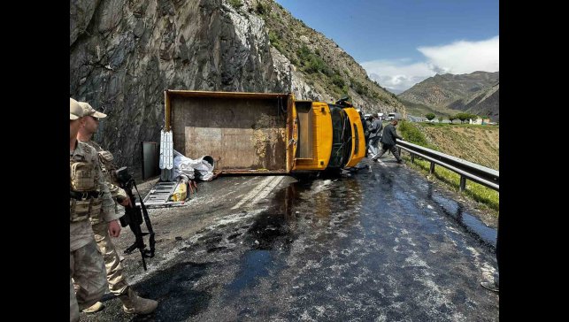 Hakkari-Van yolunda trafik kazası, 2 yaralı