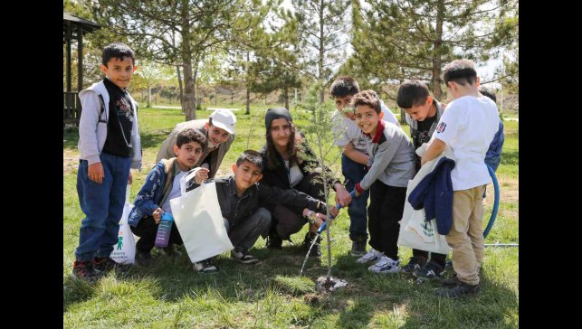 İlkokul öğrencileri iklim değişikliğine dikkat çekmek için fidan dikti