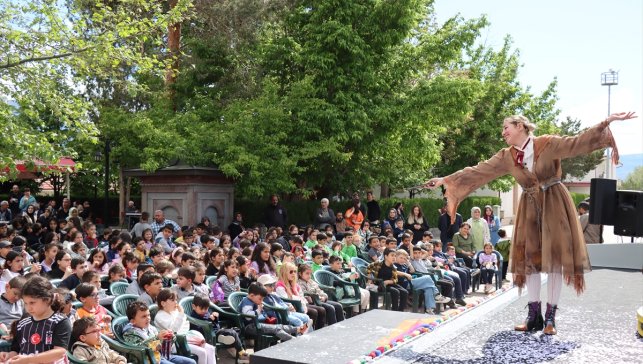 Devlet Tiyatrolarının raylar üzerindeki tiyatrosu "Vagon Sahne" Erzincan'da çocuklarla buluştu