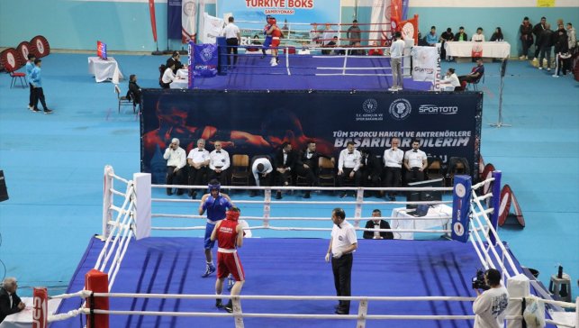 Ağrı'da Genç Erkekler Türkiye Ferdi Boks Şampiyonası devam ediyor