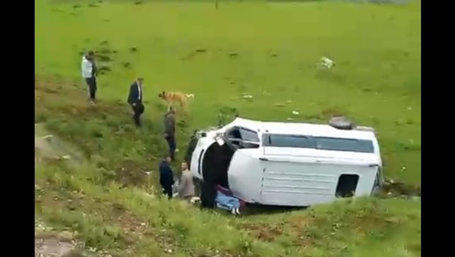 Mutki'de minibüs şarampole yuvarlandı: 2'si ağır 5 yaralı