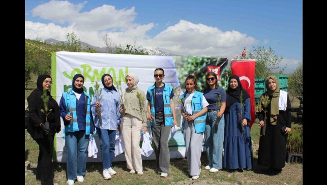 Öğrenciler fidan dikip ormanda çöp temizliği yaptı