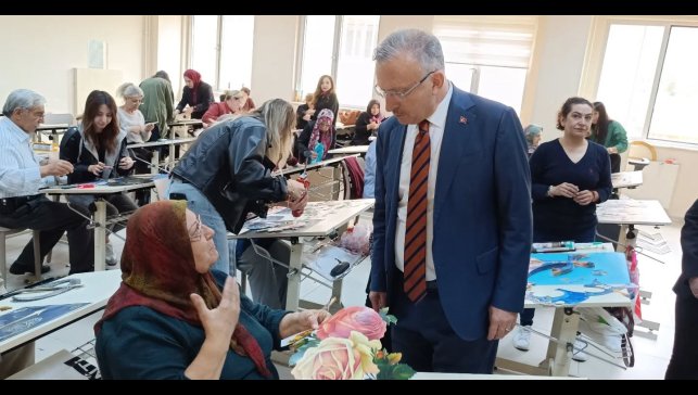 Tazelenme Üniversitesi öğrencileri el sanatları atölyesinde