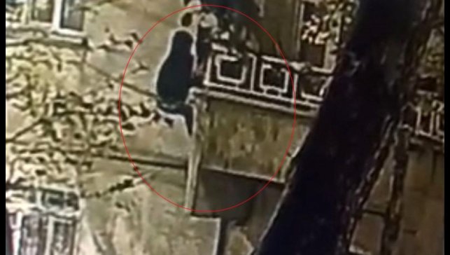 Güvenlik kameralarına aldırış etmedi ev sahibini uyurken hırsızlığa kalkıştı