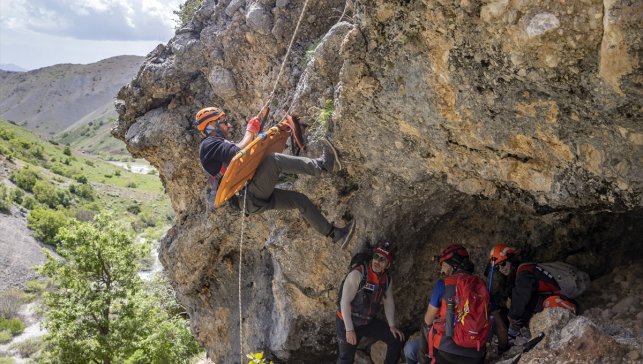 Arama kurtarma gönüllüleri olası vakalara Munzur Dağları'nda hazırlanıyor