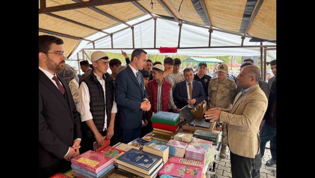 Çaldıran'da "Kitap Fuarı" açıldı