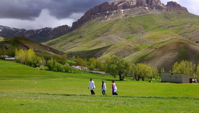 Van'ın sağlık neferleri yollarını gözleyen engellilerin ayağına gidiyor