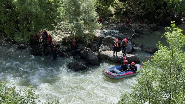 Hakkari'de derede kaybolan genci arama çalışmaları sürüyor