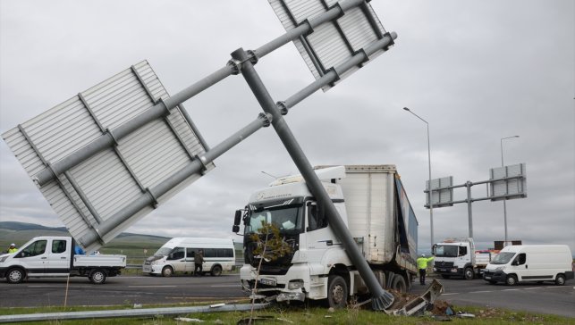 Kars'ta otomobil ile tırın çarpıştığı kazada 1 kişi öldü, 3 kişi yaralandı