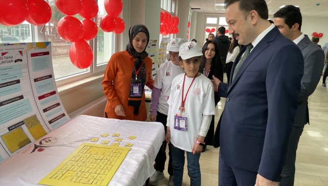 Malazgirt'te TÜBİTAK 4006 Bilim Fuarı açıldı