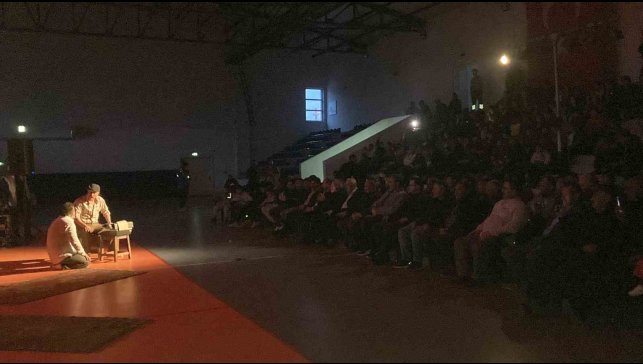 'Misafir' oyunu raylar yerine salonda Karslılarla buluştu